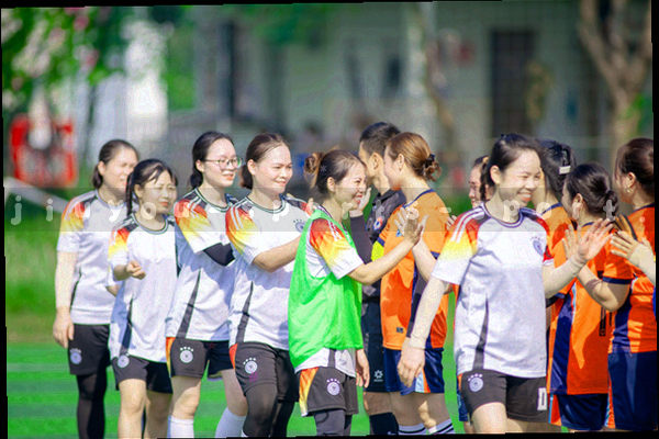 抽象客服人像与对话气泡，象征九游体育支持中心在线帮助